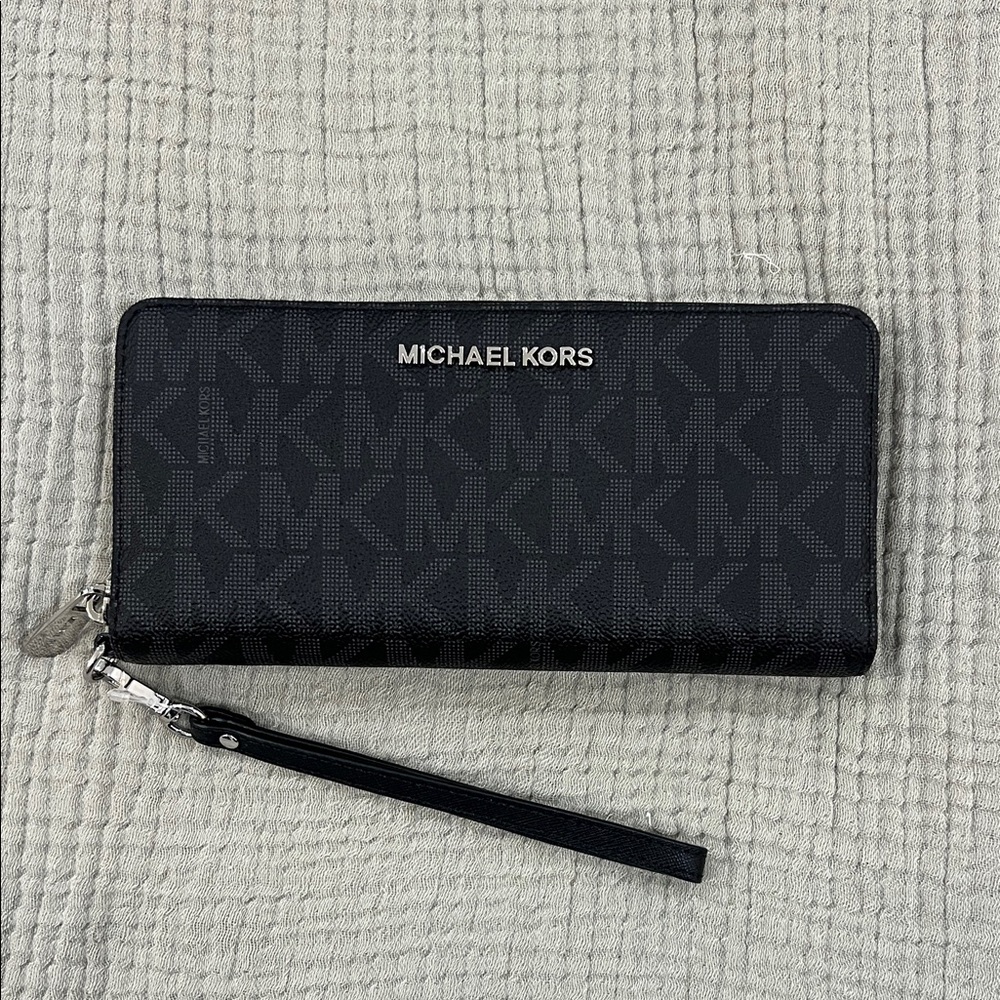 Large Michael Kors Wallet (NWT)